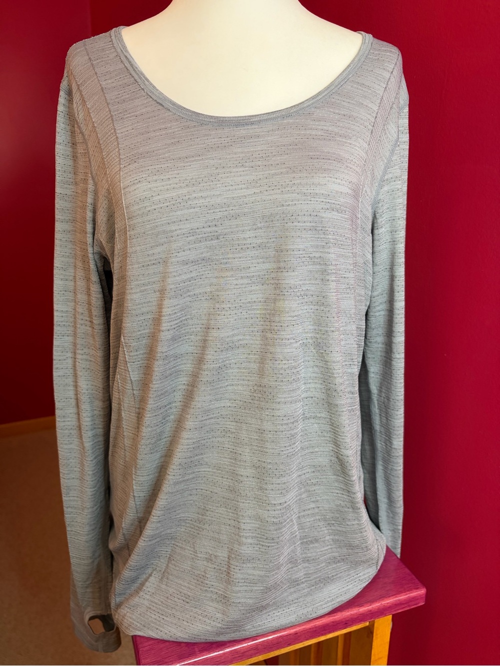 Under Armor Women's Lightweight Gray Long-Sleeve Scoop Neck Athletic fit Top